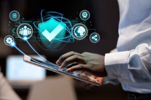 Imagem de um profissional utilizando um tablet com ícones de proteção de dados, simbolizando a segurança digital e as práticas para garantir a proteção da informação em ambientes corporativos.
