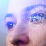 Close-up do rosto de uma pessoa, com foco nos olhos. O olho direito está sobreposto por elementos gráficos futuristas circulares e linhas digitais, representando tecnologia de reconhecimento ocular e biometria.